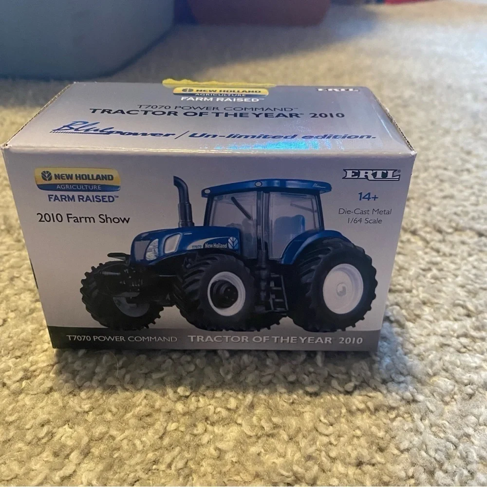 New Holland ERTL 2010 Power Command T7070 Tractor 1/64 Scale Die Cast Metal NEW